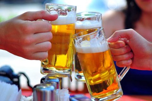 sử dụng quá nhiều rượu bia có thể là một trong những yếu tố nguy cơ gây nên ung thư gan