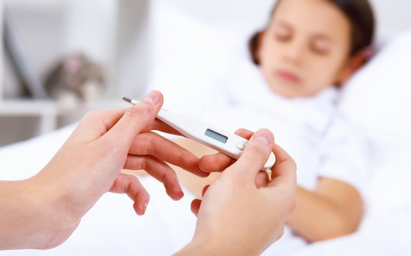 Sốt nhẹ là phản ứng phụ thường gặp của trẻ sau khi tiêm vắc xin sởi, quai bị, rubella