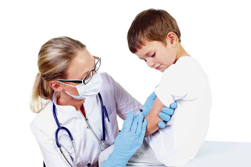 Thực hiện tiêm vắc xin tại vị trí cánh tay để hạn chế việc đau nhức