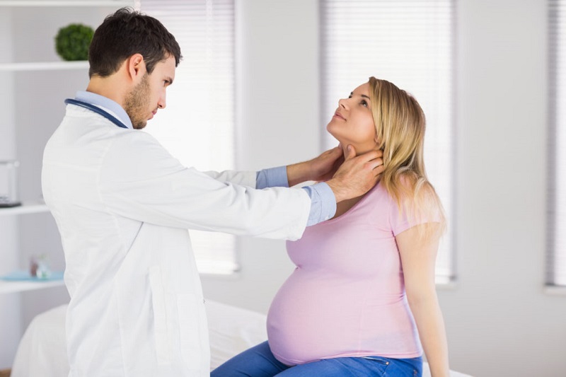 Phụ nữ mang thai có tiền sử bị các bệnh về tuyến giáp thì nên xét nghiệm TRAb