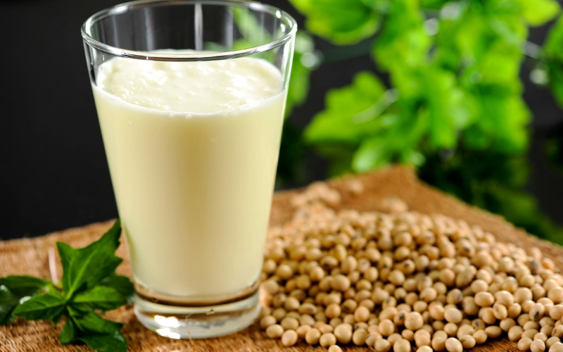 Không uống quá 500ml sữa đậu nành/ngày để đảm bảo dinh dưỡng và tránh những tác động không tốt cho hệ sinh sản