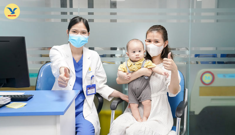 Mũi vắc xin 5 trong 1 đầu tiên cần được tiêm khi trẻ đủ 2 tháng tuổi