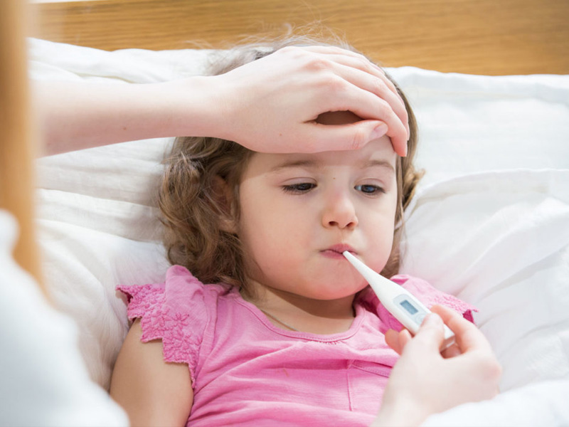 Một trong những triệu chứng của sốt virus là sốt cao, buồn nôn