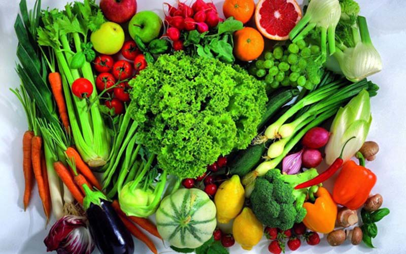 Ăn các loại rau củ quả không hạt có nhiều chất xơ để làm sạch đại tràng