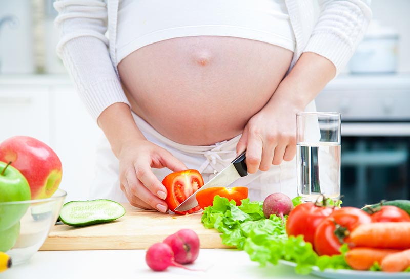 Mẹ bầu cần có chế độ ăn uống và bổ sung dưỡng chất hợp lý để tạo điều kiện tốt nhất cho sự phát triển của thai nhi