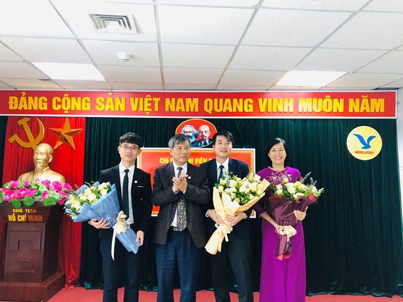 Đồng chí, GS Nguyễn Anh Trí - Bí thư Đảng bộ MEDLATEC chụp ảnh lưu niệm cùng Ban chấp hành Chi ủy Chi bộ BVĐK MEDLATEC nhiệm kỳ 2020-2022.
