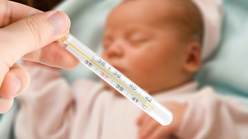 Sốt nhẹ là tình trạng có thể gặp sau khi uống vắc xin 