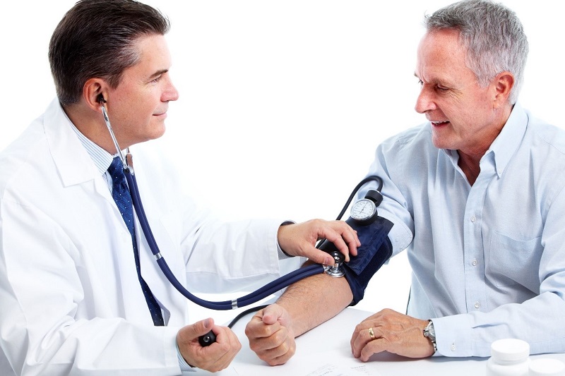 Kiểm tra huyết áp được thực hiện trong khám định kỳ