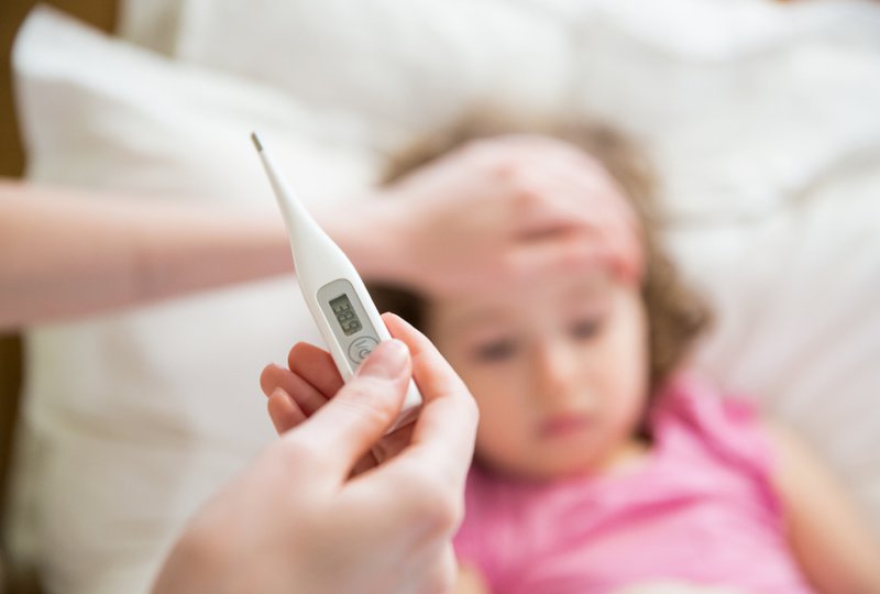 Sau khi tiêm vắc xin MMR cần theo dõi trẻ cẩn thận