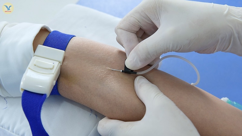 Thực hiện xét nghiệm máu là bước không thể thiếu khi kiểm tra sức khỏe