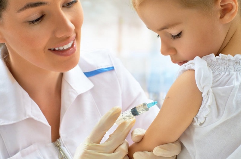 Khi tiêm vắc xin cần cho trẻ ở lại cơ sở y tế 30 phút đến 1 tiếng