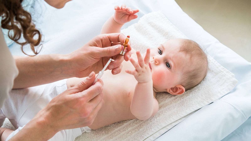 Hỏi ý kiến bác sĩ trước khi uống vắc xin nếu trẻ có triệu chứng bất thường
