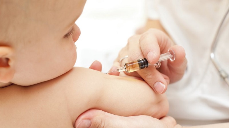 tiêm vắc xin cho trẻ