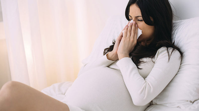 Cúm có thể gây ra nhiều biến chứng nguy hiểm đối với sức khỏe của mẹ và thai nhi nếu như không được điều trị đúng cách