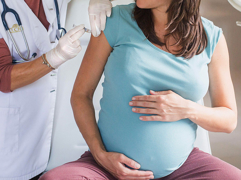 Người phụ nữ nên tiêm vacxin phòng uốn ván khi mang thai.