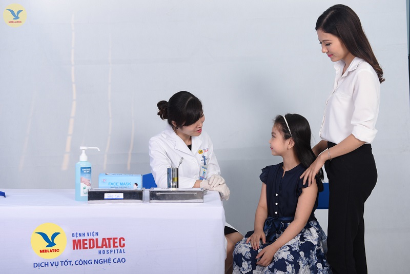 Cha mẹ có thể cho trẻ đi tiêm vắc xin tại bệnh viện Đa khoa MEDLATEC.