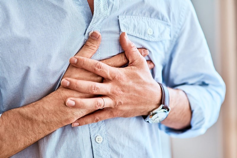 Triệu chứng điển hình của bệnh động mạch vành là đau thắt ngực