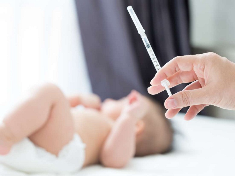 Trẻ nhỏ cần được cha mẹ đưa tới cơ sở y tế tiêm phòng vắc xin