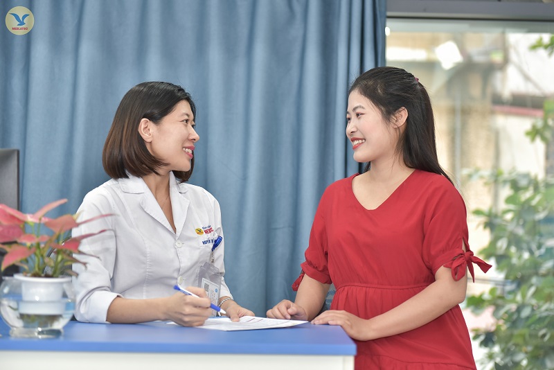 Bác sỹ tại MEDLATEC tư vấn kết quả cho khách hàng sau khi có kết quả cấy dịch âm đạo