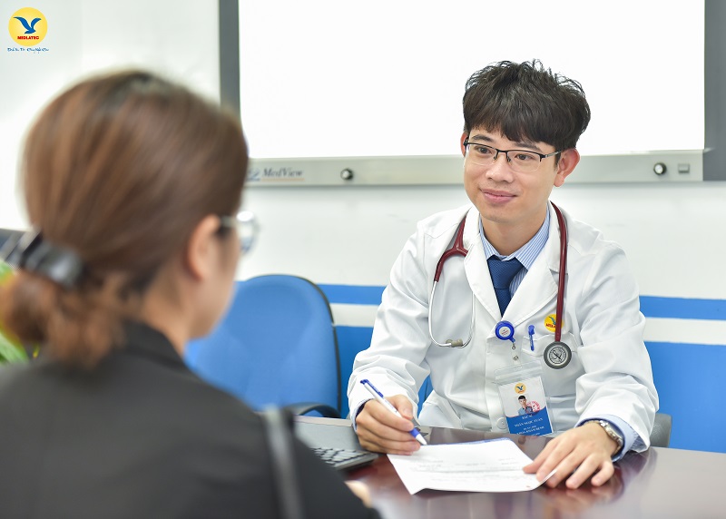 Bác sĩ đọc kết quả và hướng dẫn bệnh nhân