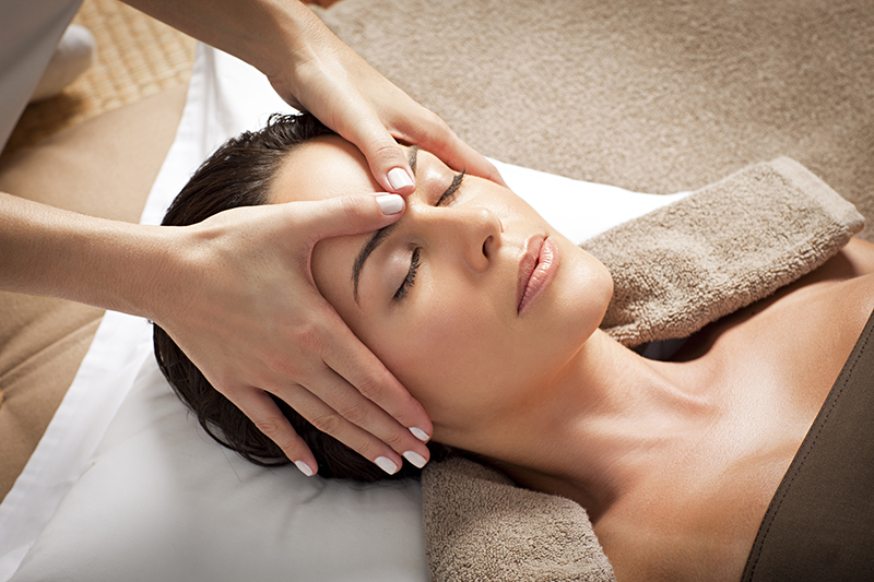 Massage đầu có tác dụng xoa dịu những cơn nhức đầu và làm giảm căng thẳng