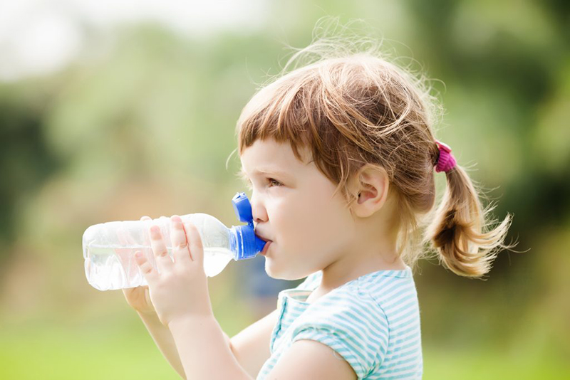 Cho trẻ uống nhiều nước để hạ sốt nhanh chóng