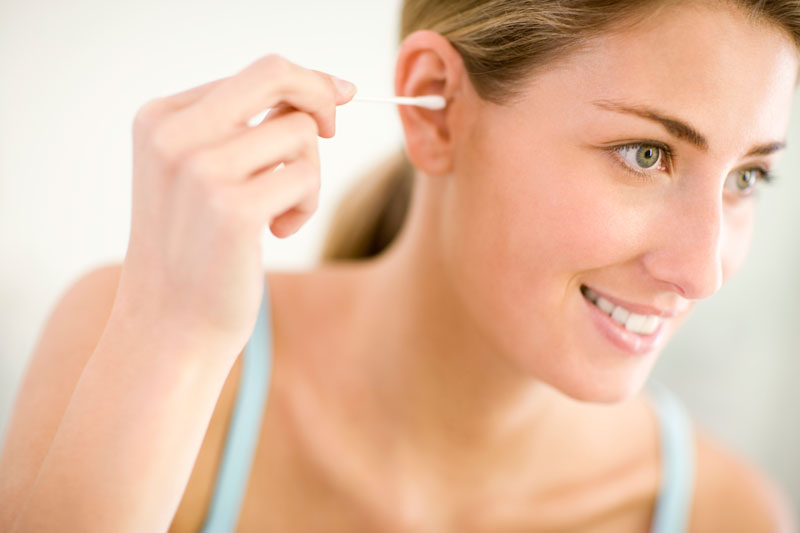 Bạn nên vệ sinh tai nhẹ nhàng để tránh làm tổn thương các bộ phận bên trong.