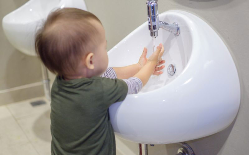 Cha mẹ hãy rèn cho con thói quen rửa tay sạch trước khi ăn uống.