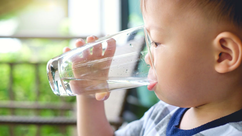 Bổ sung nước là điều cần thiết giúp cơ thể bệnh nhân không bị mất nước.