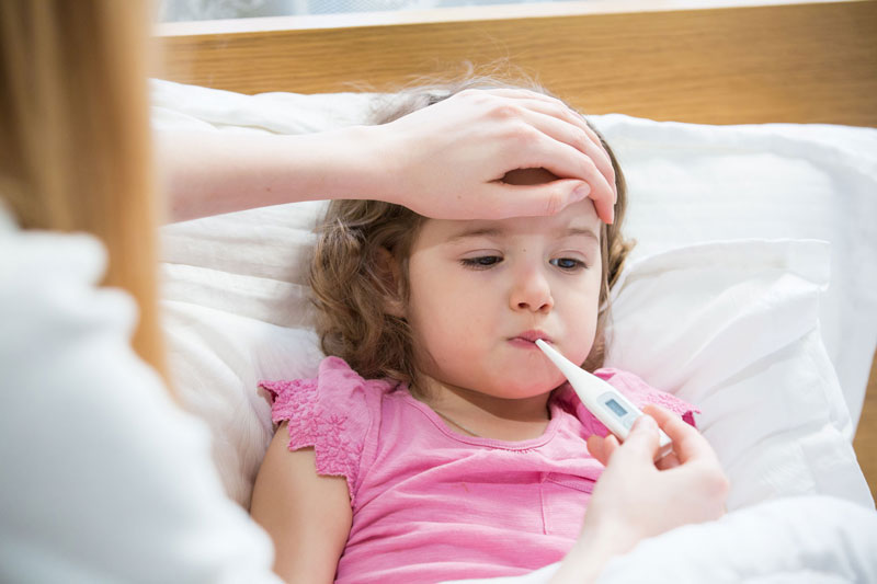 Trẻ có thể bị sốt do mọc răng hoặc sau khi tiêm vắc xin.