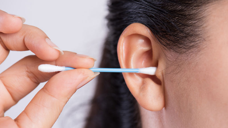 Vệ sinh tai không đúng cách có thể dẫn tới viêm tai
