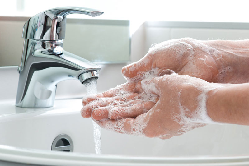 Chúng ta nên rửa tay sau khi tiếp xúc với bệnh nhân.