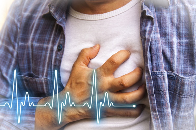 Khó thở, tức ngực là dấu hiệu cảnh báo mắc bệnh tim mạch.
