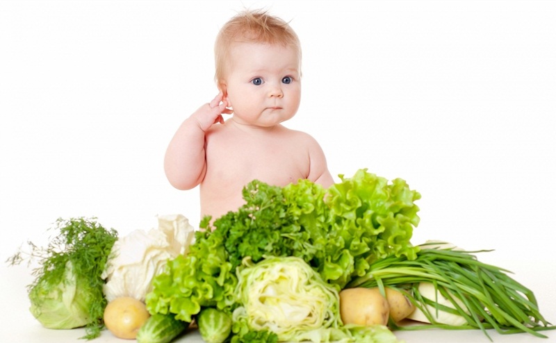 Cha mẹ cần bổ sung cho trẻ nhiều loại rau củ quả có tính mát.
