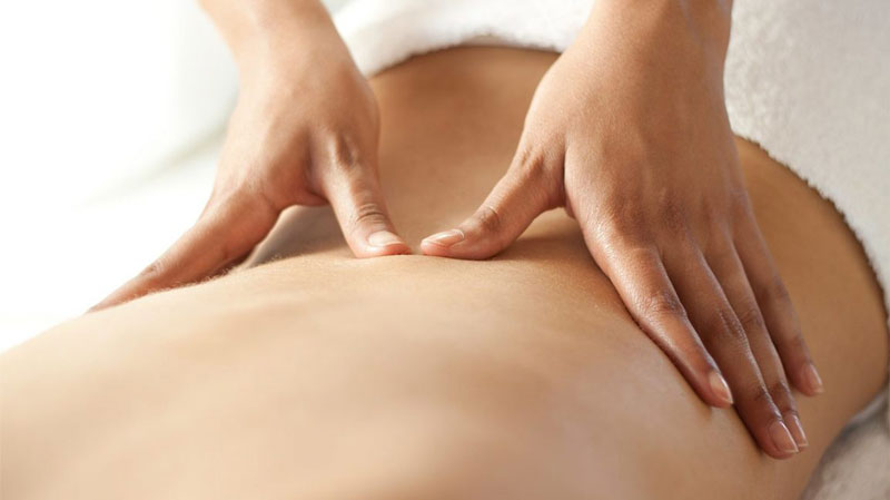 Bệnh nhân đau lưng có thể kết hợp sử dụng thuốc và massage để giảm đau.