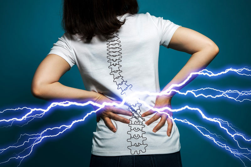 Người bị đau lưng dưới có thể do chấn thương cơ hoặc dây chằng.