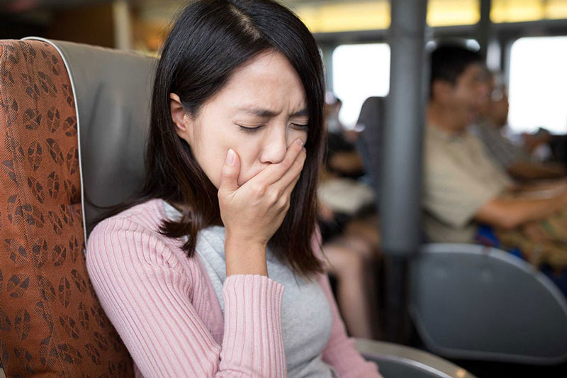 Buồn nôn chóng mặt là triệu chứng thường gặp của người say tàu xe.