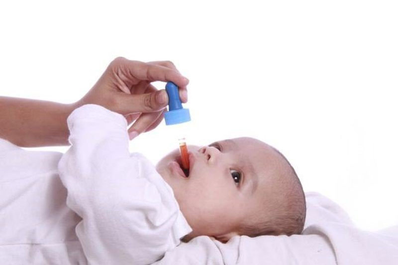 Các bậc phụ huynh cần bổ sung vitamin D cho trẻ sơ sinh với hàm lượng vừa đủ để bé phát triển tốt.