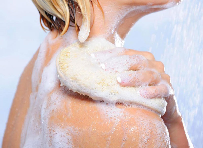 Sử dụng sữa tắm có tác dụng kiểm soát nấm men là cách điều trị khá tốt.
