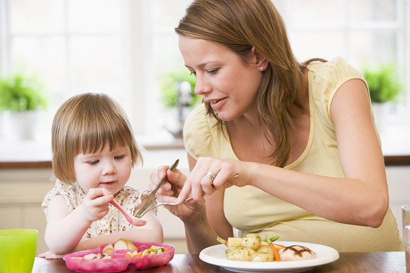 Cần lưu ý đến các thực phẩm có thể gây dị ứng, đặc biệt là ở trẻ nhỏ