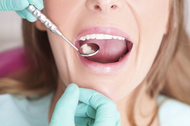 Bệnh nhân được khám răng và phát hiện sớm các bệnh lý về răng