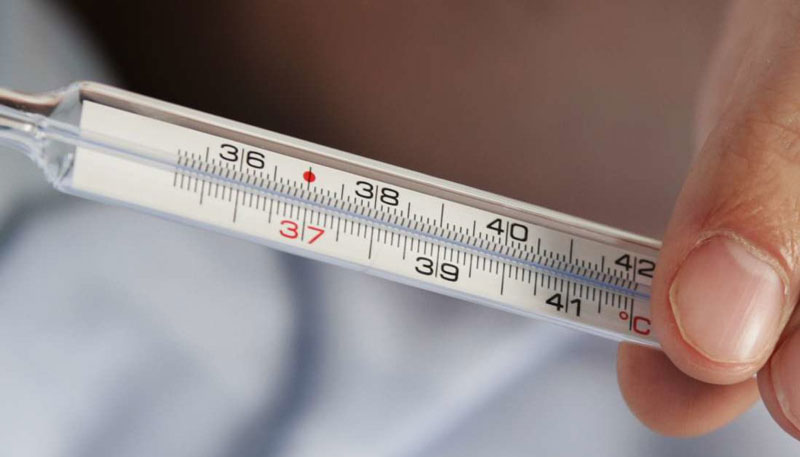 Nhiệt kế đo nhiệt độ cơ thể là dụng cụ y tế không thể thiếu trong các hộ gia đình