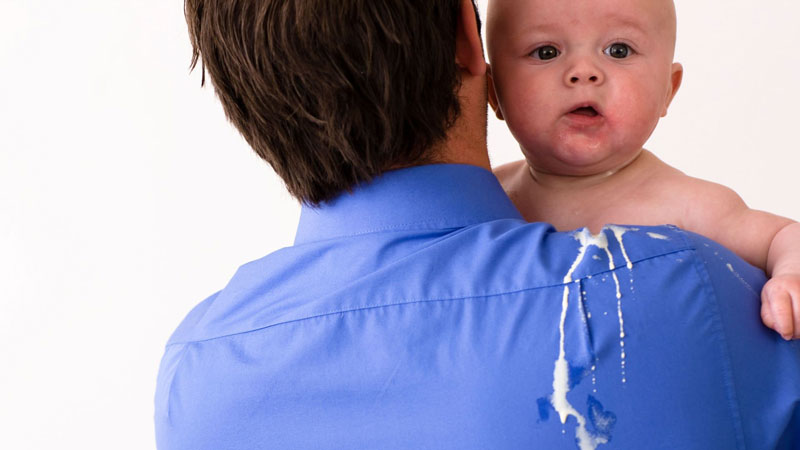 trẻ sơ sinh bị trớ sữa