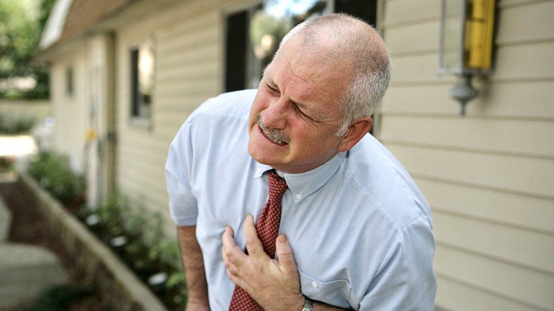 Hình 2: Bệnh nhân có dấu hiệu đau ngực, nhịp tim nhanh.