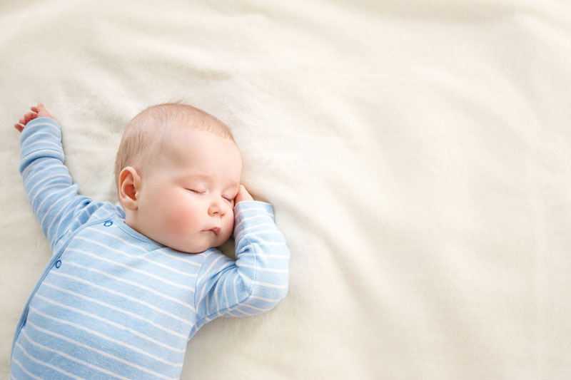 trẻ sơ sinh ngủ ít