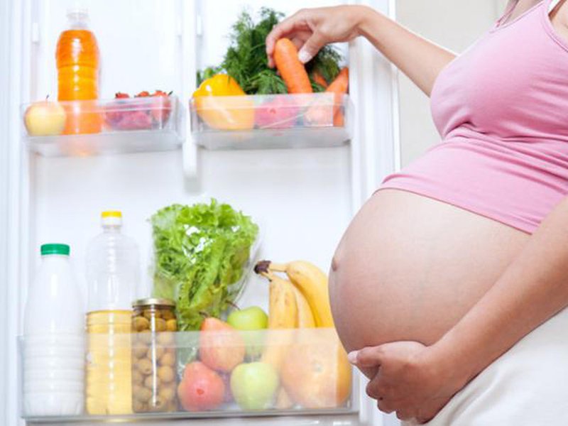 Chế độ dinh dưỡng của người mẹ là một trong các yếu tố ảnh hưởng đến cân nặng của thai nhi