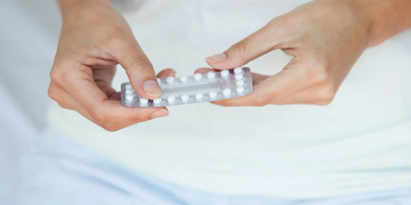Thuốc tránh thai có chứa Estrogen và Progesterone ngăn cản rụng trứng và gây chậm kinh