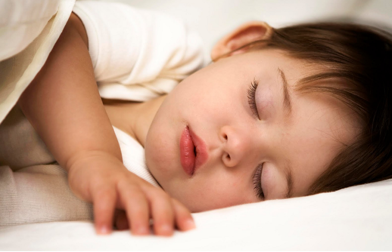 Khi trẻ bị cảm lạnh cơ thể mệt mỏi rất cần được nghỉ ngơi