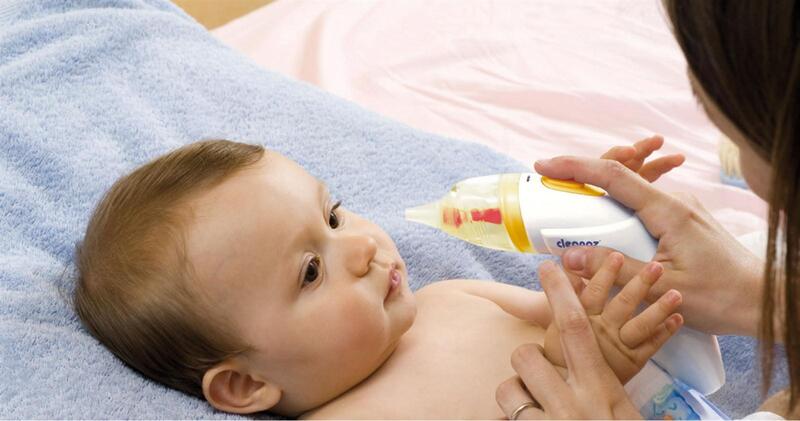 Sử dụng nước muối sinh lý để vệ sinh mũi cho trẻ