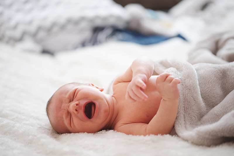 Trẻ sơ sinh hay vặn mình, quấy khóc khiến giấc ngủ không sâu